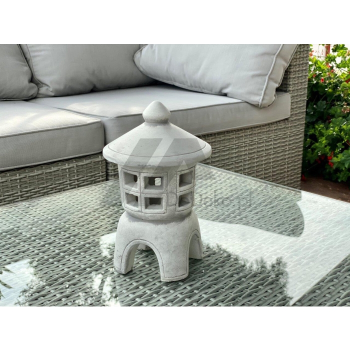 Mała lampka ogrodowa z białego betonu w japońskim stylu