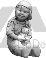 Figurka betonowa dziewczynki w czapce z daszkiem