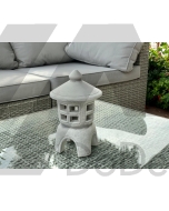 Mała lampka ogrodowa z białego betonu w japońskim stylu